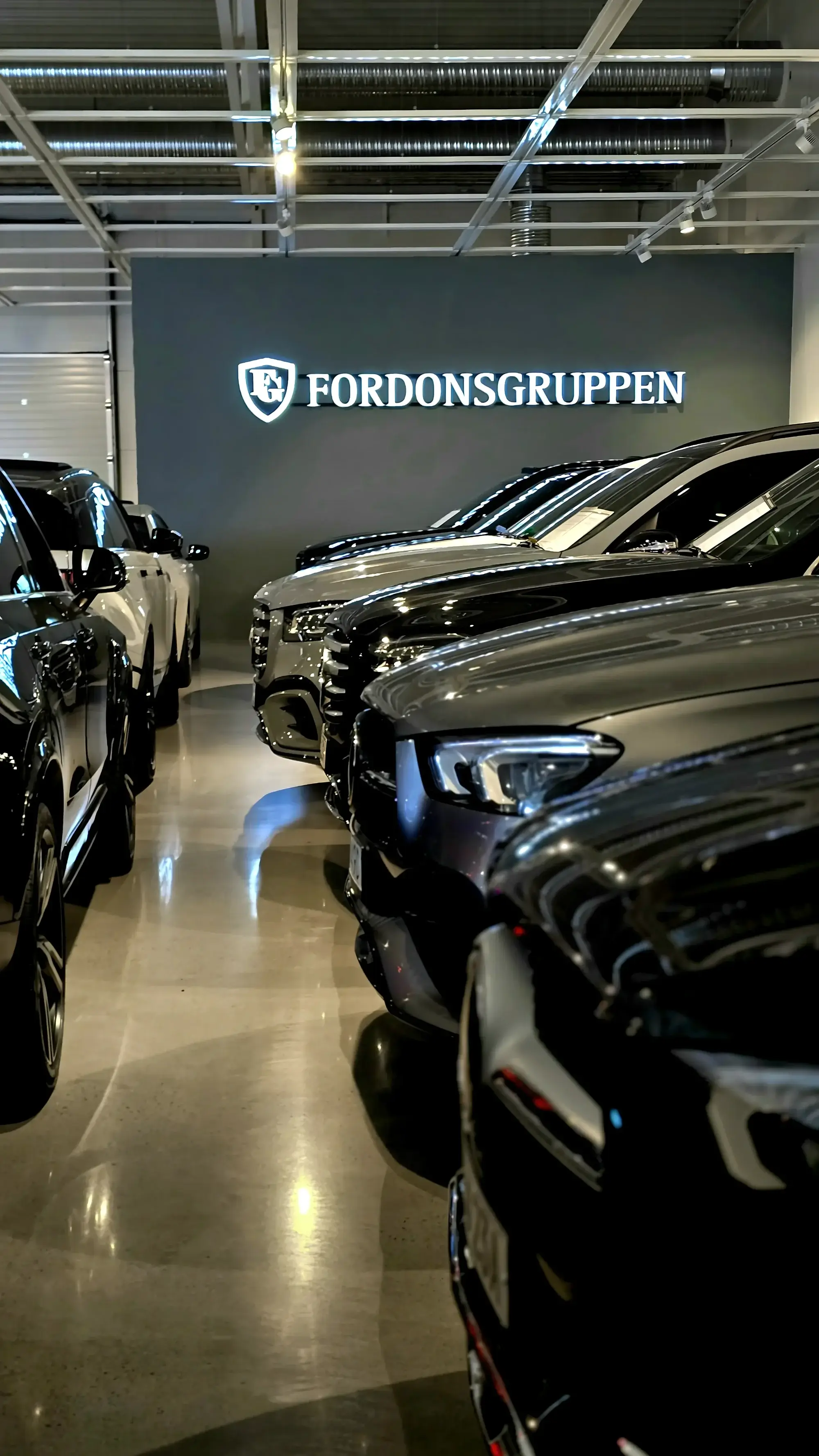 Fordonsgruppens medarbetare i showroom