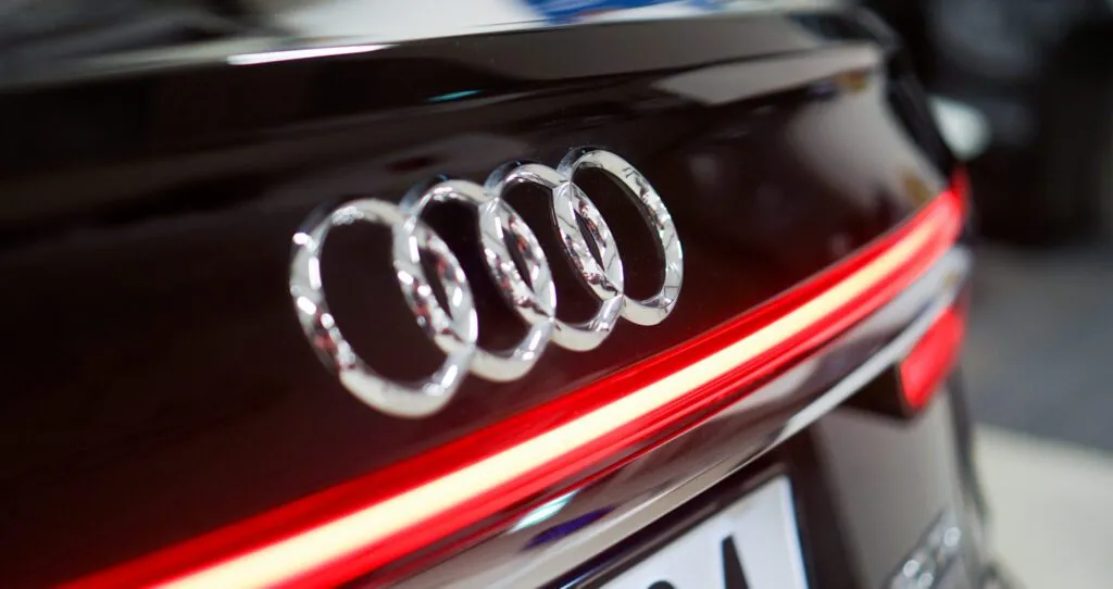 Om oss 1 Baksidan av en Audi-bil i Fordonsgruppens hall i Västerås, visar deras kvalitetsfordon.